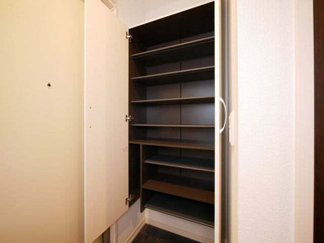 D-room地行の玄関