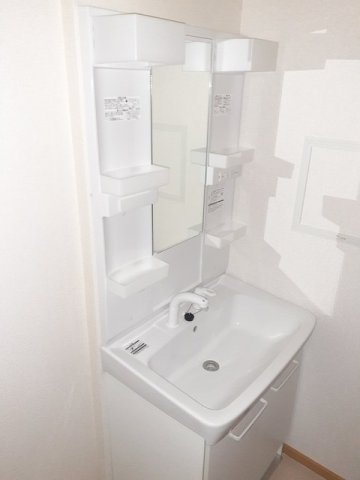 ハーモニーコートＢの独立洗面台|ゆったりとスペースのある洗面所