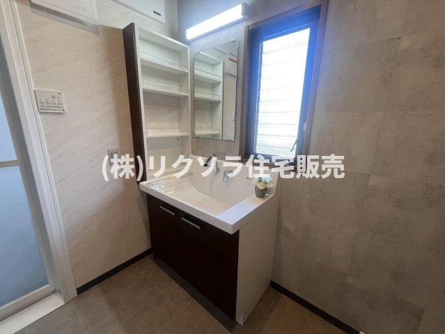 星田西3丁目　中古一戸建ての独立洗面台|大容量の収納付き独立洗面台
■物件内覧・資金計画相談・住宅ローン相談、リフォーム相談、お問合せ受付中■
※当日・翌日のご内覧、ご相談はお電話でのお問合せがスムーズです！