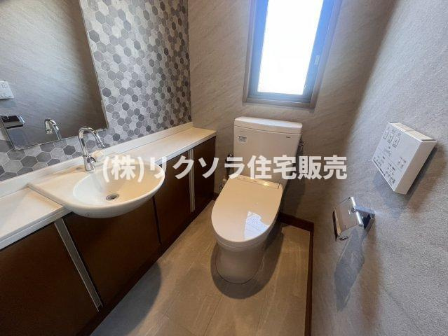 星田西3丁目　中古一戸建てのトイレ|手洗い場付きトイレ
■物件内覧・資金計画相談・住宅ローン相談、リフォーム相談、お問合せ受付中■
※当日・翌日のご内覧、ご相談はお電話でのお問合せがスムーズです！