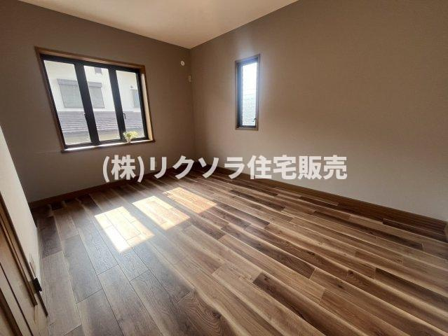 星田西3丁目　中古一戸建ての洋室|洋室6.5帖
■物件内覧・資金計画相談・住宅ローン相談、リフォーム相談、お問合せ受付中■
※当日・翌日のご内覧、ご相談はお電話でのお問合せがスムーズです！