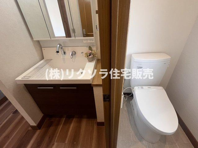 星田西3丁目　中古一戸建ての設備|2階　独立洗面台・トイレ
■物件内覧・資金計画相談・住宅ローン相談、リフォーム相談、お問合せ受付中■
※当日・翌日のご内覧、ご相談はお電話でのお問合せがスムーズです！