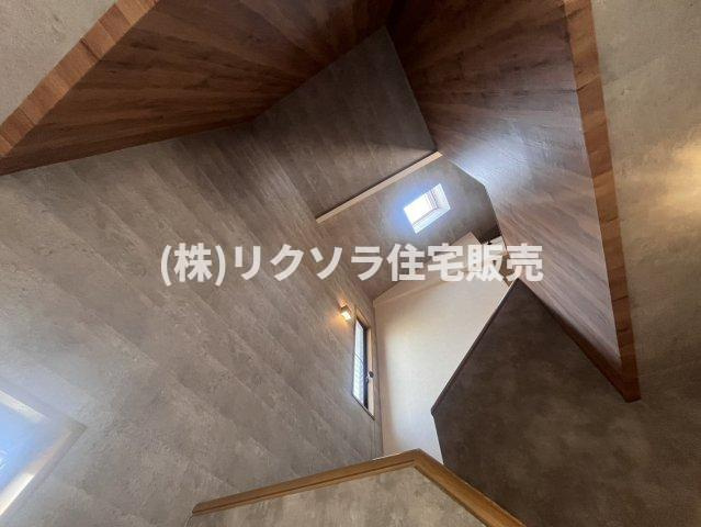 星田西3丁目　中古一戸建ての内装|吹き抜けがオシャレ
■物件内覧・資金計画相談・住宅ローン相談、リフォーム相談、お問合せ受付中■
※当日・翌日のご内覧、ご相談はお電話でのお問合せがスムーズです！