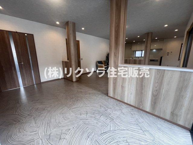 星田西3丁目　中古一戸建ての居間・リビング|LDK30.5帖
■物件内覧・資金計画相談・住宅ローン相談、リフォーム相談、お問合せ受付中■
※当日・翌日のご内覧、ご相談はお電話でのお問合せがスムーズです！