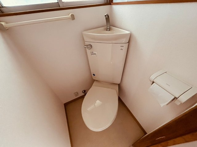 西舞子2丁目戸建のトイレ