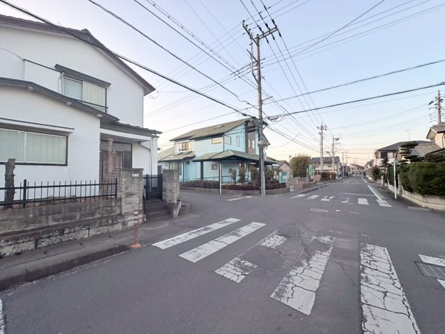川越市霞ケ関北3丁目　建築条件なし売地　「霞ヶ関駅」徒歩13分　敷地38坪　の前面道路含む現地写真