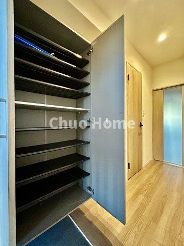 恒陽綾瀬マンションの玄関|【玄関】玄関には大型のシューズクローゼットを設置しておりますのでいつでもスッキリりとした空間を保てます。玄関周りを清潔に使うのはとても大事なことですよね。