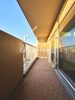 【バルコニー】 | 恒陽綾瀬マンション | 【バルコニー】幅もあって、奥行きもあるゆとりのバルコニー。洗濯物を干したり乾かしたりだけでなく、ただ出てみるだけでも気持ちいいですよ。