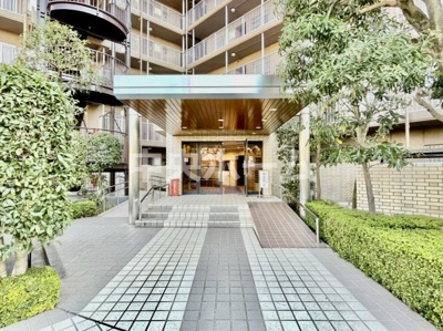 【エントランス】 | 恒陽綾瀬マンション | 玄関には大型のシューズクローゼットを設置しておりますのでいつでもスッキリりとした空間を保てます。玄関周りを清潔に使うのはとても大事なことですよね。