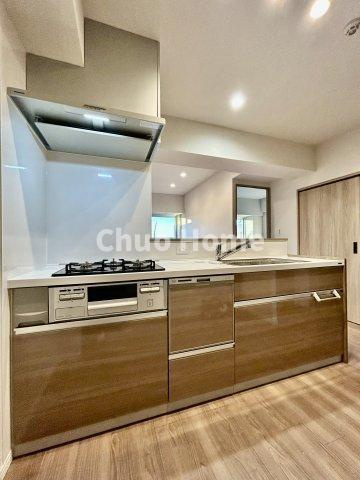 恒陽綾瀬マンションのキッチン|ワイドで収納豊富なシステムキッチン