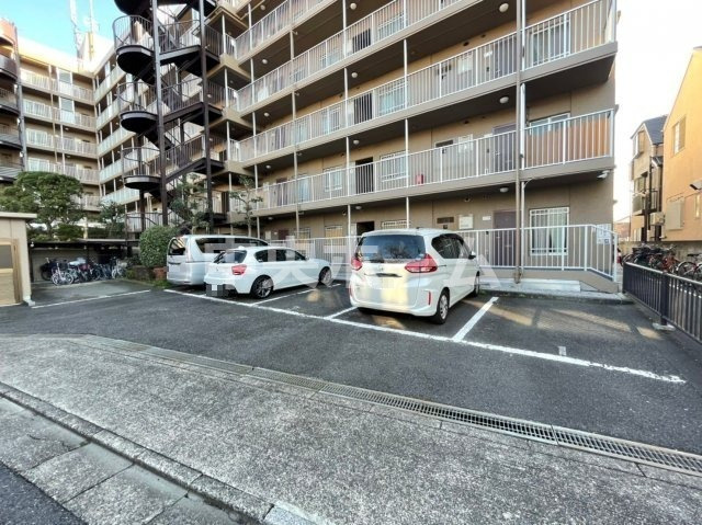 恒陽綾瀬マンションの駐車場|【敷地内駐車場】最新の空き状況や費用などの詳細は担当スタッフまでお問い合わせください。