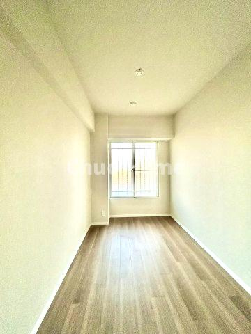 恒陽綾瀬マンションの寝室|【寝室】心と体をゆったりと安らげる主寝室。寝室のゆとりが大きい分だけ、暮らしの安らぎは深まります。一日の疲れを癒すだけでなく、ご夫婦の親密な語らいを紡ぎ出します