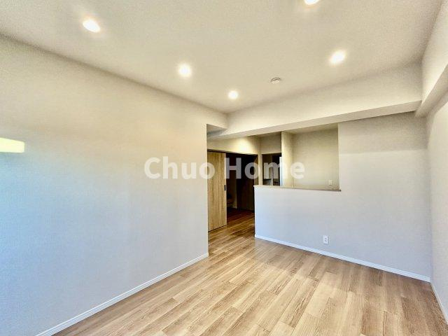 恒陽綾瀬マンションのキッチン|視界に広がりを生むオープンなキッチン。料理や片付けをしながら、家族との会話を楽しんだり、リビングで遊ぶ子どもを見守れます。ご見学時には家具の配置などもイメージしながらぜひご覧になって見て下さい。