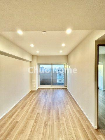 恒陽綾瀬マンションの居間・リビング|【リビングダイニング】一日の中で多くの時間を過すことになるリビングダイニングだからこそ、いつも穏やかな空間であることが必然。爽やかな通風と採光を存分に感じる事が出来る空間です。