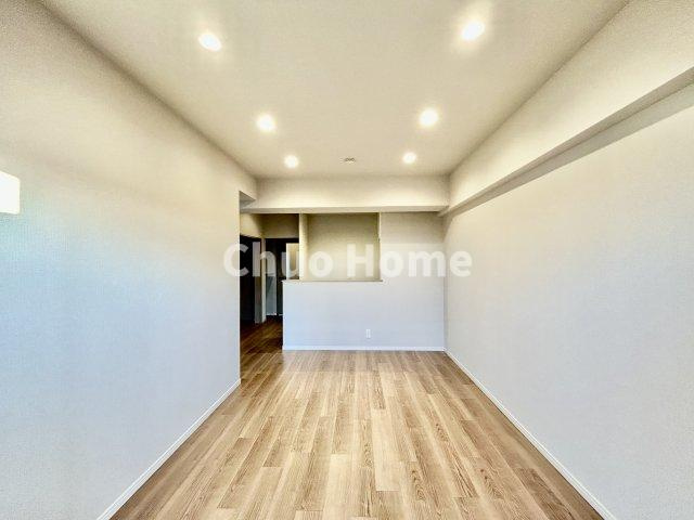 恒陽綾瀬マンションのダイニング|【ダイニング】忙しい朝でも、しっかり家族が揃って食事をして頂けるゆとりある大きさのダイニングスペース。奥様が作る手料理をカウンター越しに受けとって頂き、テーブルで囲む素敵な時間を存分に愉しんで下さい。