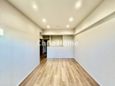 【ダイニング】 | 恒陽綾瀬マンション | 【ダイニング】忙しい朝でも、しっかり家族が揃って食事をして頂けるゆとりある大きさのダイニングスペース。奥様が作る手料理をカウンター越しに受けとって頂き、テーブルで囲む素敵な時間を存分に愉しんで下さい。