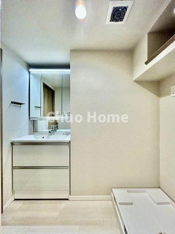 恒陽綾瀬マンションの脱衣所|【洗面所】明るい洗面所は朝をすっきりさせてくれる空間です。バタバタしている忙しい朝でも収納が多い洗面台では短い時間で効率良く支度ができます。