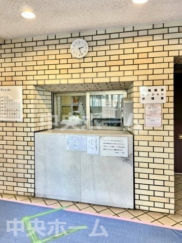 恒陽綾瀬マンションの現況写真|受付(管理人室)。