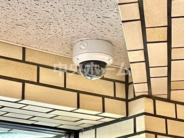 恒陽綾瀬マンションの防犯設備|【防犯カメラ】何かあった時の大事な証拠になることももちろんなりますが、防犯というくらいですので大事なのは防犯カメラがあることによって抑止力につながることですよね。