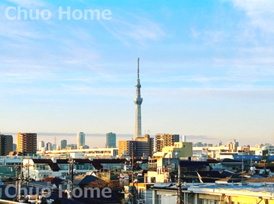 【展望】 | 恒陽綾瀬マンション | 手を伸ばせば、ふれることが出来そうな環境が、そのままインテリアになったような印象です。その豊かな眺望にふさわしい空間には、通風・採光にも優れ、心地よい光と風があふれています