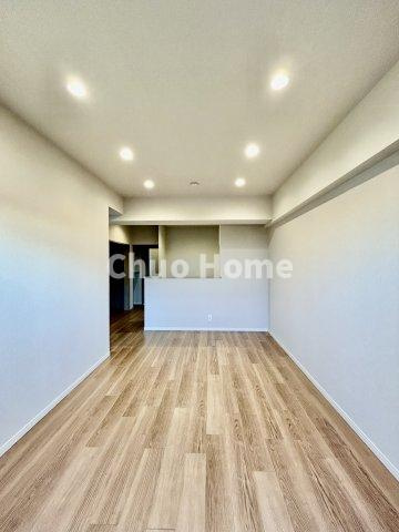 恒陽綾瀬マンションの居間・リビング|【居間・リビング】「ＬＤＫは家族団らんをデザイン」広いＬＤＫでは家族が集まり一緒の時間を過ごせる工夫がされております。何気ない一日の当たり前のひとコマがいつか一生の宝物になります