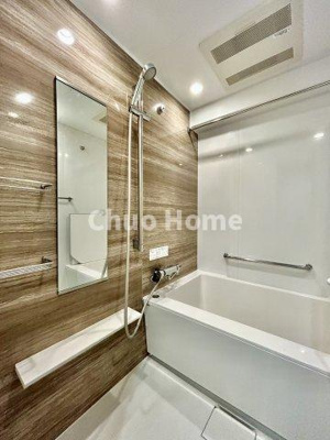 【浴室】 | 恒陽綾瀬マンション | 【バスルーム】暖房換気乾燥機付きシステムバスルーム。暖房・冷風・換気・乾燥など、毎日を快適に過ごせるうれしい機能が揃っています。雨の日の洗濯物も安心です。