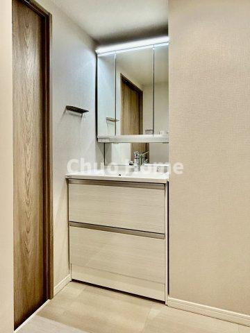 恒陽綾瀬マンションの独立洗面台|【洗面化粧台】洗面化粧台には三面鏡を採用。身だしなみを整えやすい事はもちろんですが、鏡の後ろに収納スペースを設ける事により、散らかりやすい洗面スペースをすっきりさせる事が出来るのも嬉しいですね