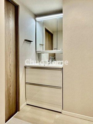 【独立洗面台】 | 恒陽綾瀬マンション | 【洗面化粧台】洗面化粧台には三面鏡を採用。身だしなみを整えやすい事はもちろんですが、鏡の後ろに収納スペースを設ける事により、散らかりやすい洗面スペースをすっきりさせる事が出来るのも嬉しいですね