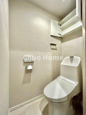 【トイレ】 | 恒陽綾瀬マンション | 【トイレ】 収納スペースをしっかりと確保した温水洗浄便座機能付きトイレ。温水洗浄便座は清潔にお使いいただくための大切なアイテムです。