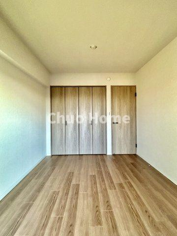 恒陽綾瀬マンションの洋室|【洋室】快適に過ごす条件は、一人ひとり違います。だからこそ飾り過ぎないシンプルな内装と偏り過ぎないデザインで統一しております。居住していく中でオーナー様だけの【マイホーム】に創り上げて下さい