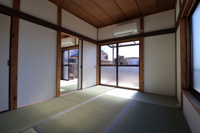 泰晃藤岡貸家の和室|南西側和室6帖　エアコンあり