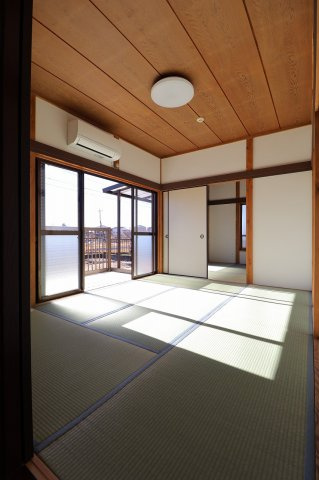 泰晃藤岡貸家の和室|南東側和室6帖　エアコンあり