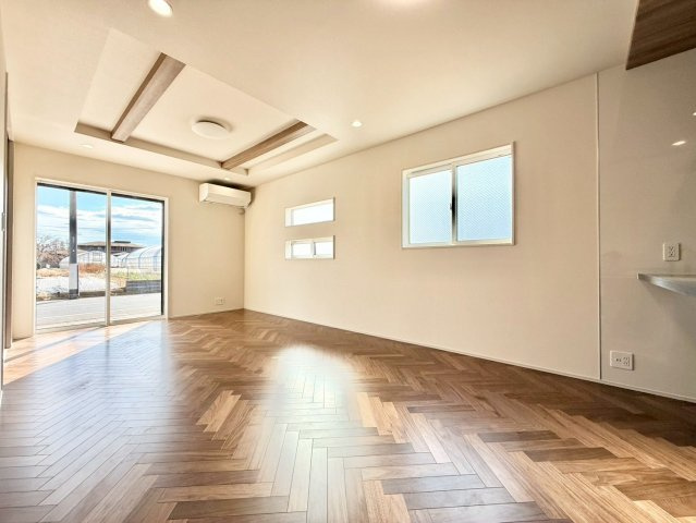 練馬区石神井台8丁目　新築戸建の居間・リビング|南向きの窓から、お日様の光をたっぷり取りこめるリビングでゆったりと過ごせます。

現地ご見学希望・資料請求などお気軽にお問い合わせ下さい！
03-5990-5201