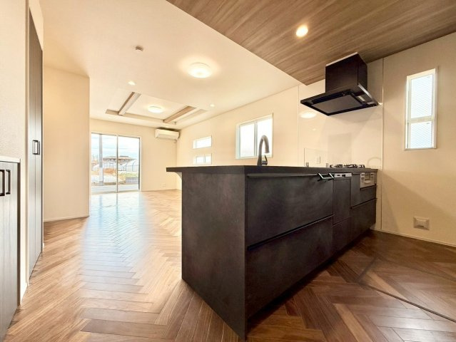 練馬区石神井台8丁目　新築戸建のキッチン|家族とコミュニケーションの取りやすい間取りです。キッチン横には小窓がついているので料理中の匂いもこもりません！

現地ご見学希望・資料請求などお気軽にお問い合わせ下さい！
03-5990-5201