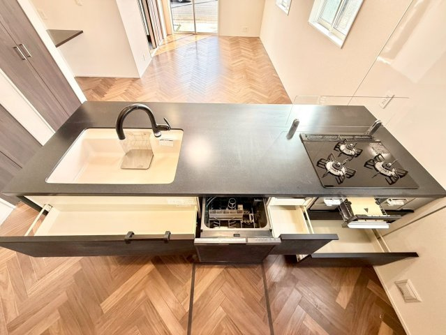 練馬区石神井台8丁目　新築戸建のキッチン|お料理をしながらご家族の様子を見渡せる対面式キッチン。ビルトイン食洗機付きで家事の負担を軽減します。

現地ご見学希望・資料請求などお気軽にお問い合わせ下さい！
03-5990-5201