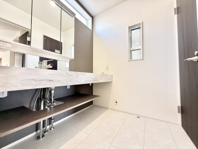 練馬区石神井台8丁目　新築戸建の独立洗面台|清潔感のあるプライベート空間は、身だしなみチェックやお肌のお手入れに最適です。

現地ご見学希望・資料請求などお気軽にお問い合わせ下さい！
03-5990-5201