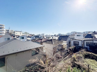 【展望】 | 眼前に広がる空の雄大さと、このお部屋の自慢の一つである「眺望」をご覧ください。毎日、この景色を独り占めできる新生活に夢が広がります。～即日のご見学可能～　お問合せはお気軽にどうぞ。