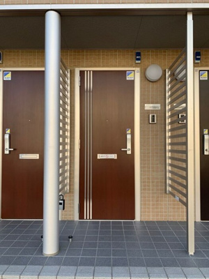 【玄関】 | ディアコート駒生 Ａ | 玄関前