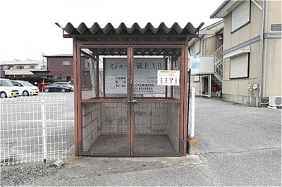 【駐車場】 | セジュール・砥上 Ｂ | 敷地内アパート専用ゴミステーション