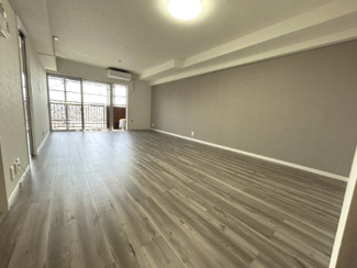 【居間・リビング】 | ライオンズマンション金沢八景C棟 | アクセントクロスが際立つリビング