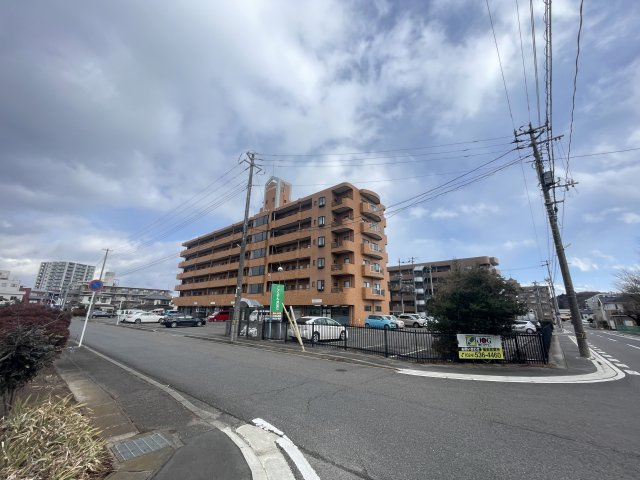 想定年間賃料3,562.6万　想定利回り10.17％　鉄骨コンクリート造の外観