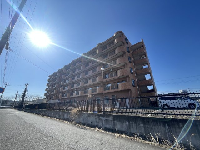 想定年間賃料3,562.6万　想定利回り10.17％　鉄骨コンクリート造の外観