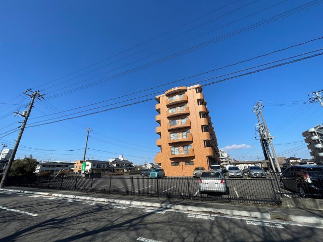 想定年間賃料3,562.6万　想定利回り10.17％　鉄骨コンクリート造の外観