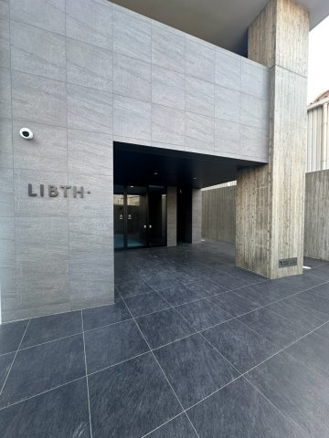 LIBTH空港東 のエントランス