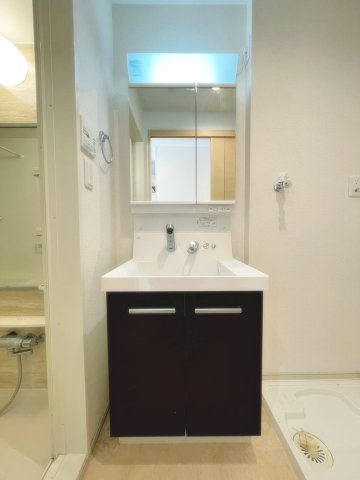 パークサイド宝塚の洗面所|明るい洗面所です