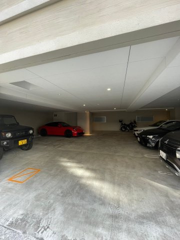 LIBTH薬院PREMIERの駐車場