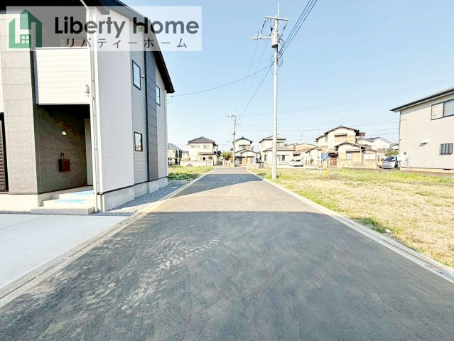 取手市戸頭17期　新築戸建　1号棟の前面道路含む現地写真