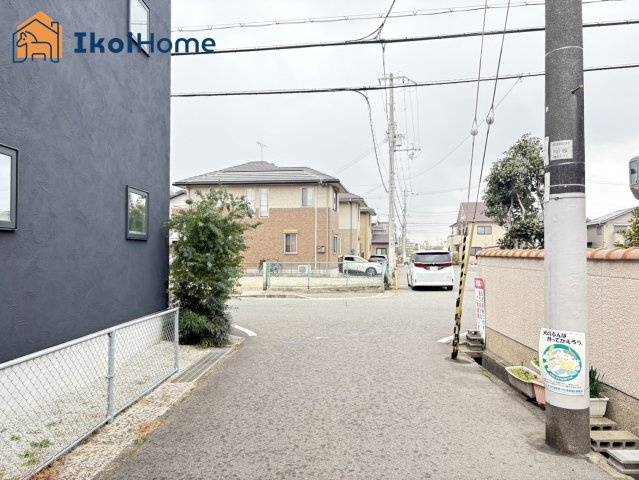 明石市二見町西二見　中古戸建の前面道路含む現地写真|●資料・カタログのご請求無料●　二見小学校までは徒歩16分、二見中学校までは徒歩7分。
