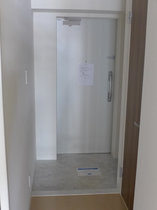 エリタージュ根岸の玄関