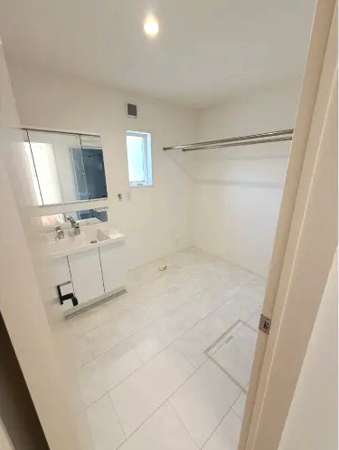 佐伯区八幡東２丁目　№35856の独立洗面台|3面鏡の裏には便利な
収納があります。